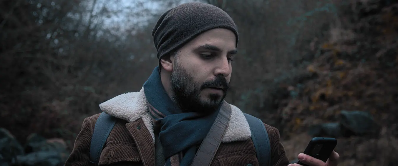 Nase eines weißen Flugzeugs vor einem gelben DHL-Gebäude an einem Flughafen.