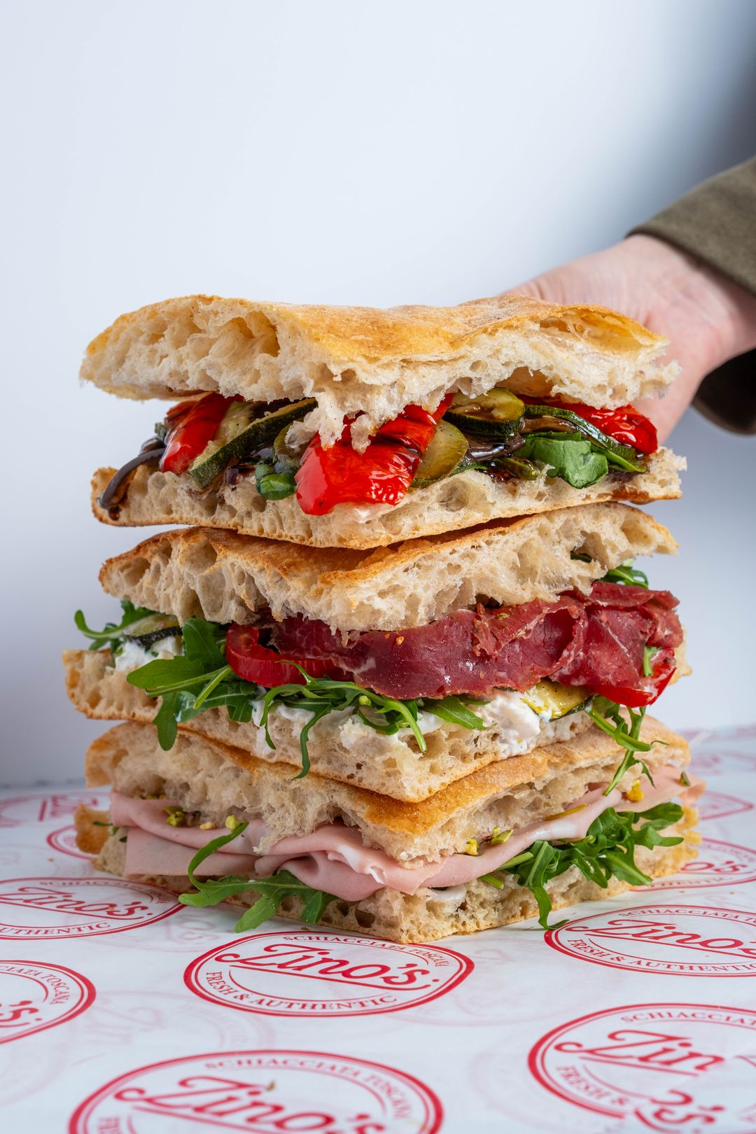 Gestapelde schiacciata broodjes voor een teamlunch