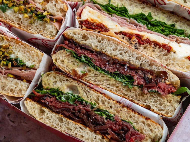 Gemengde schiacciata in een rode cateringdoos