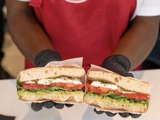 Vegetarische schiacciata met mozzarella, tomaat en pesto