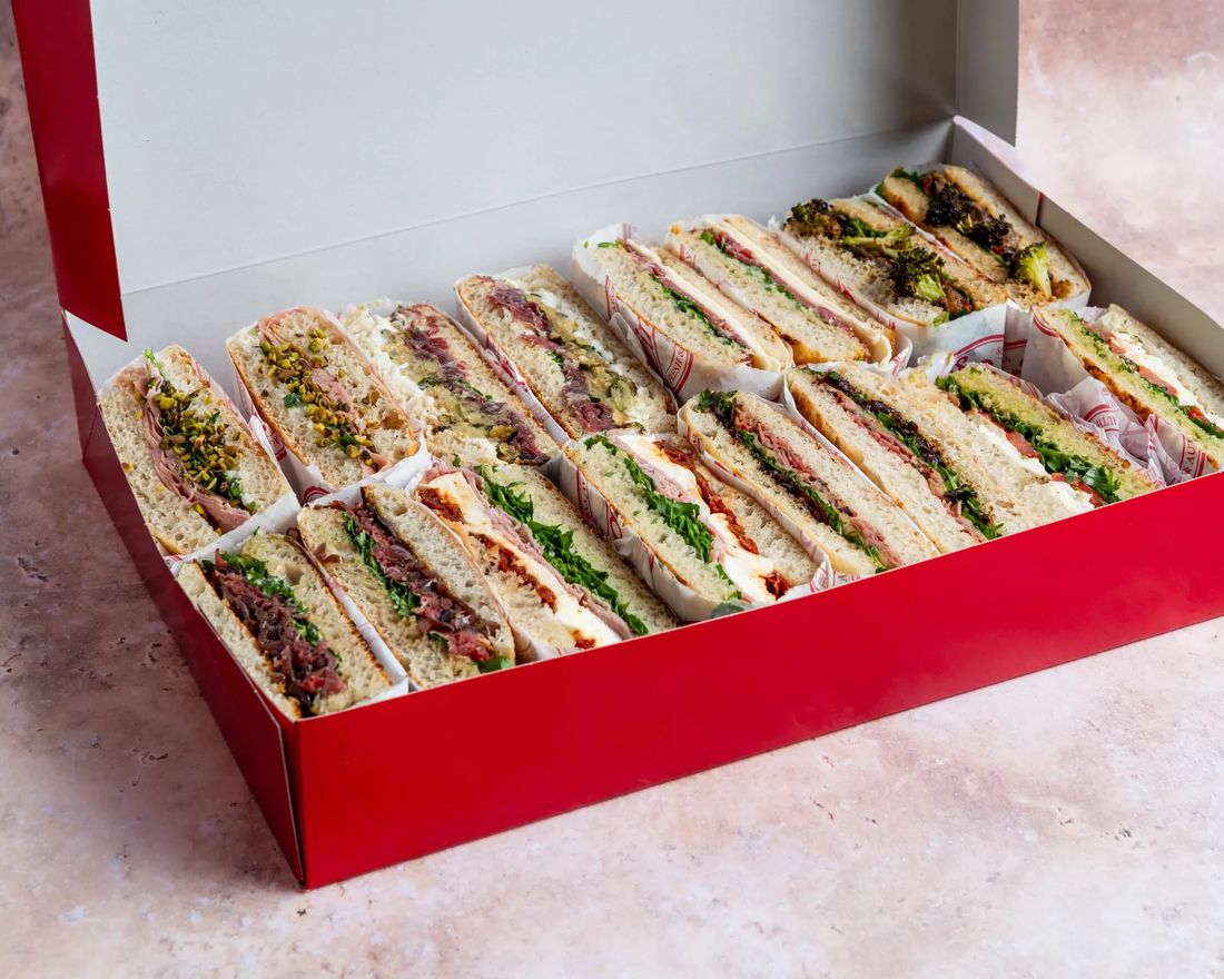 Open rode cateringdoos van Zino's vol schiacciata
