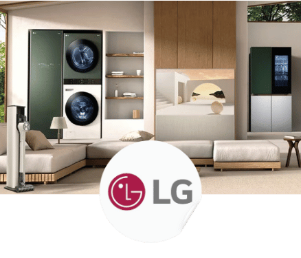 Salon moderne avec canapé beige, table basse, aspirateur sans fil et électroménagers LG intégrés aux portes vertes et blanches.