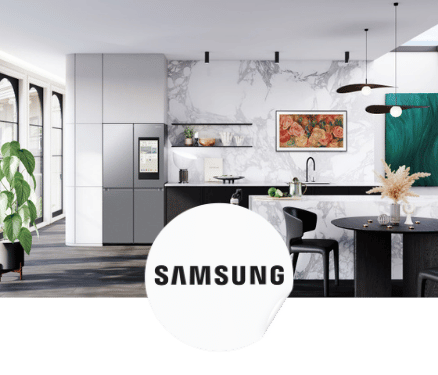 Cuisine moderne avec réfrigérateur Samsung, îlot central en marbre, chaises noires, plantes, et décorations murales colorées.