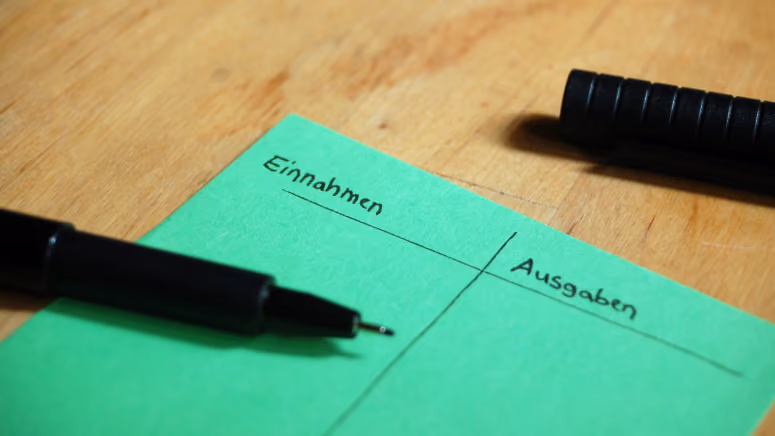 Einnahmen und Ausgaben in Tabelle gegenübergestellt