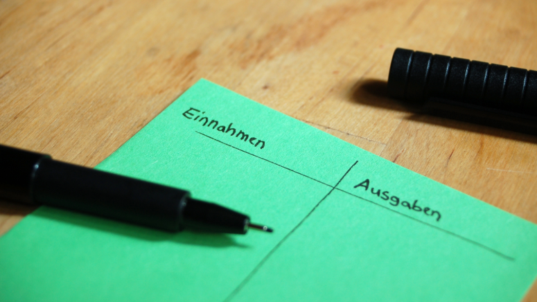 Einnahmen und Ausgaben in Tabelle gegenübergestellt