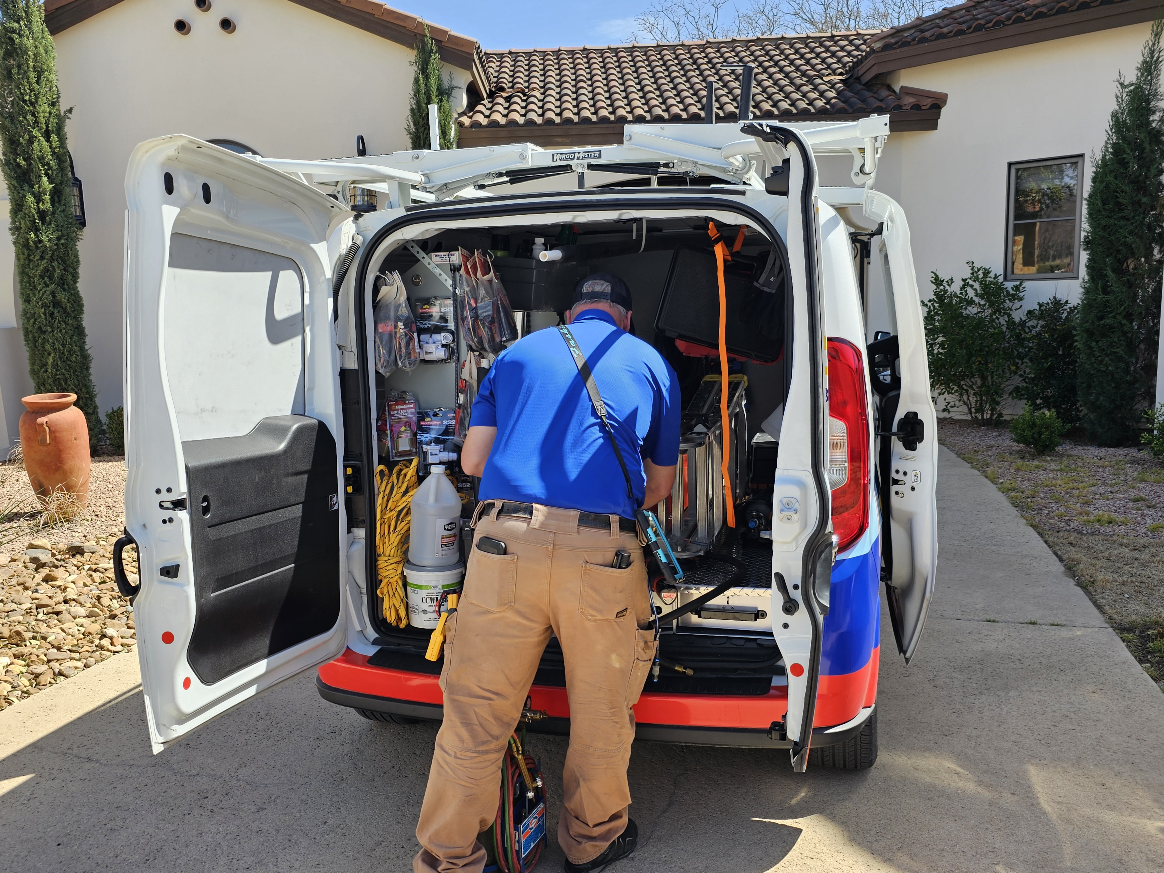 Kinsey HVAC team installing new AC unit in Round Rock TX