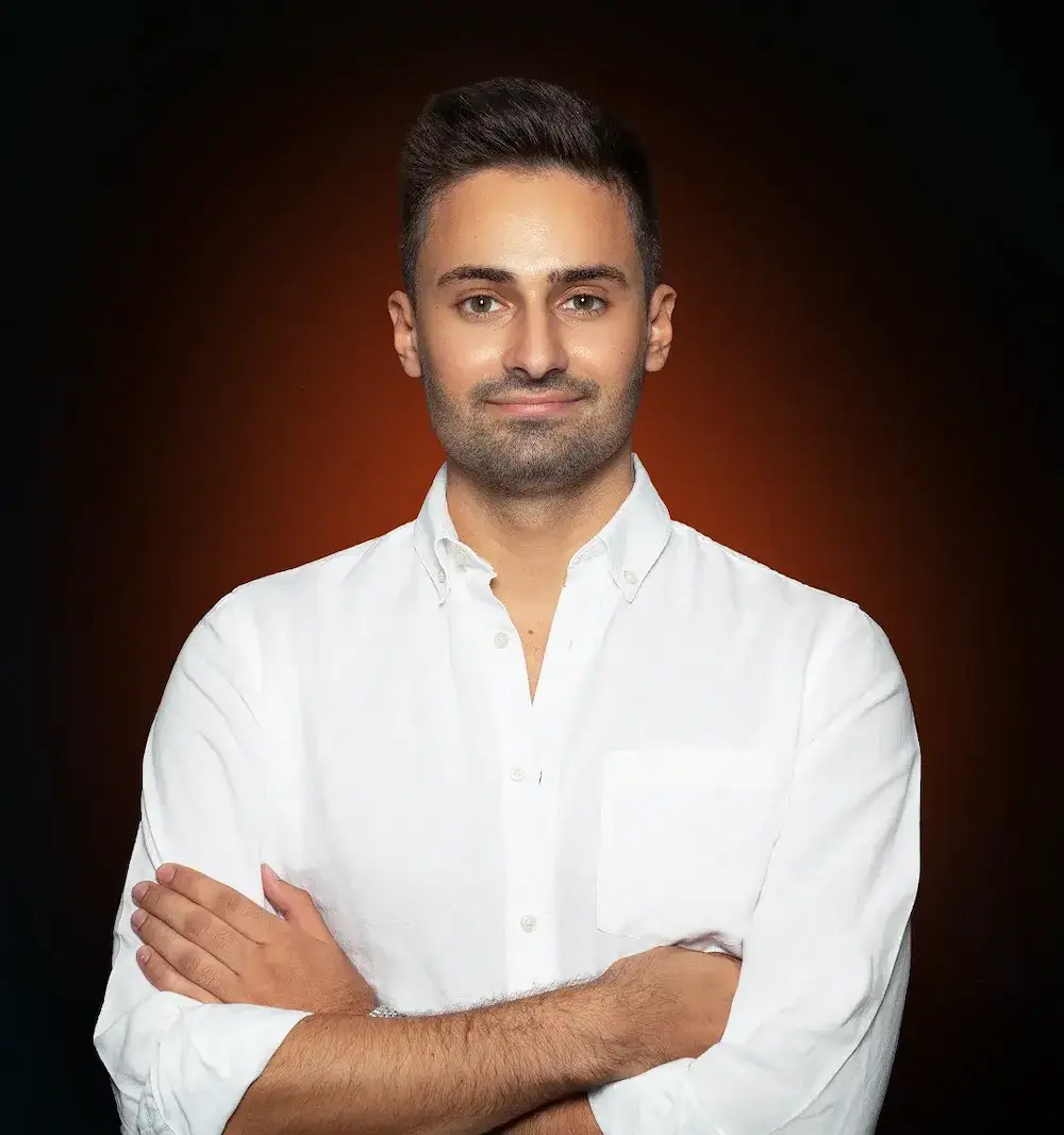 Stacvalley - orange light rays on dark background symbolizing e-commerce focus and Amazon performance marketing