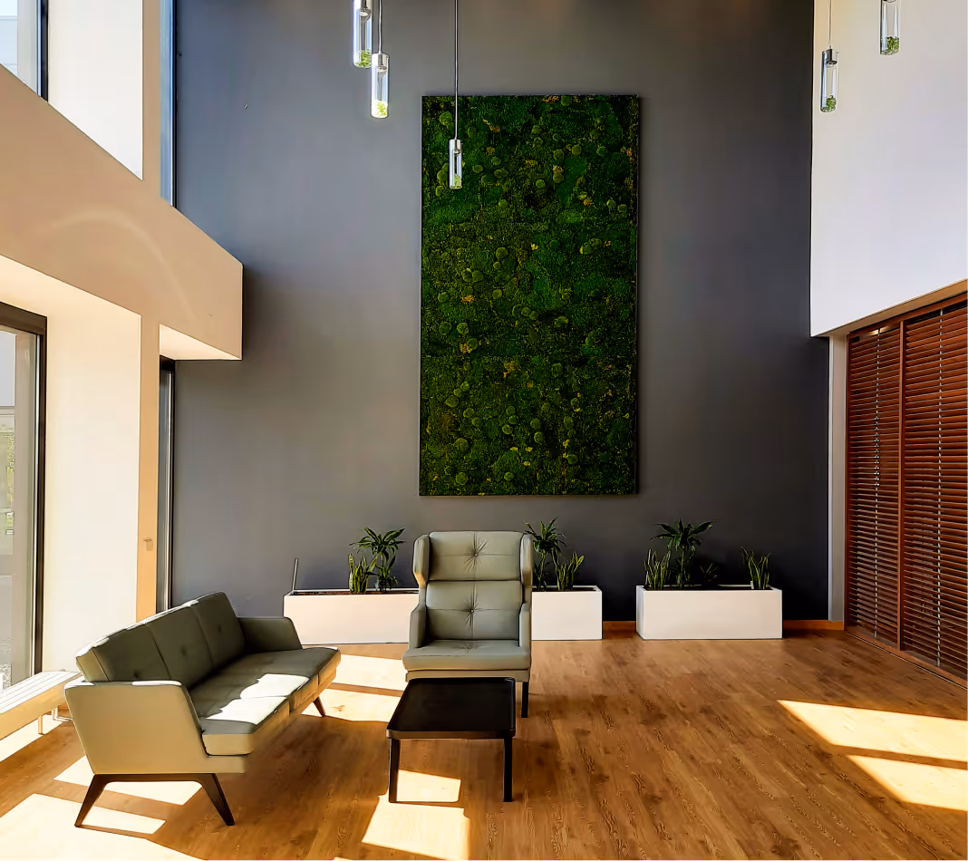 Aufenthaltsbereich mit Begrünungskonzept und hochwertiger Innenarchitektur für moderne Arbeitswelten