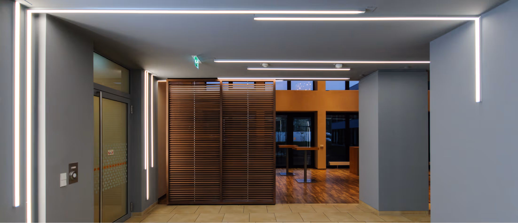Modernisiertes Foyer mit Lichtinszenierung und hochwertiger Gestaltung für Unternehmensstandorte