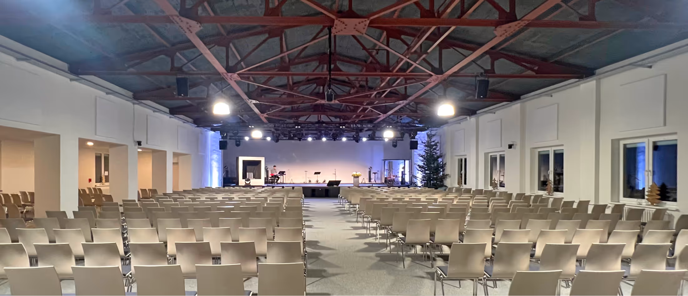 Veranstaltungs- und Konferenzfläche mit flexibler Bestuhlung für Unternehmens- und Kulturveranstaltungen