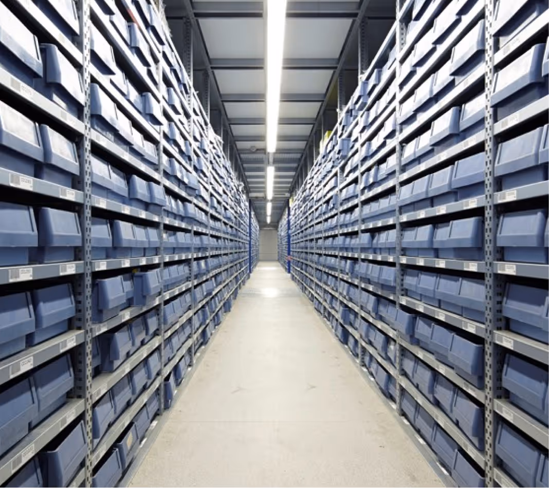 Modernes Archiv mit langen Regalreihen und geordneten Archivboxen zur sicheren Aufbewahrung von Dokumenten und Akten.