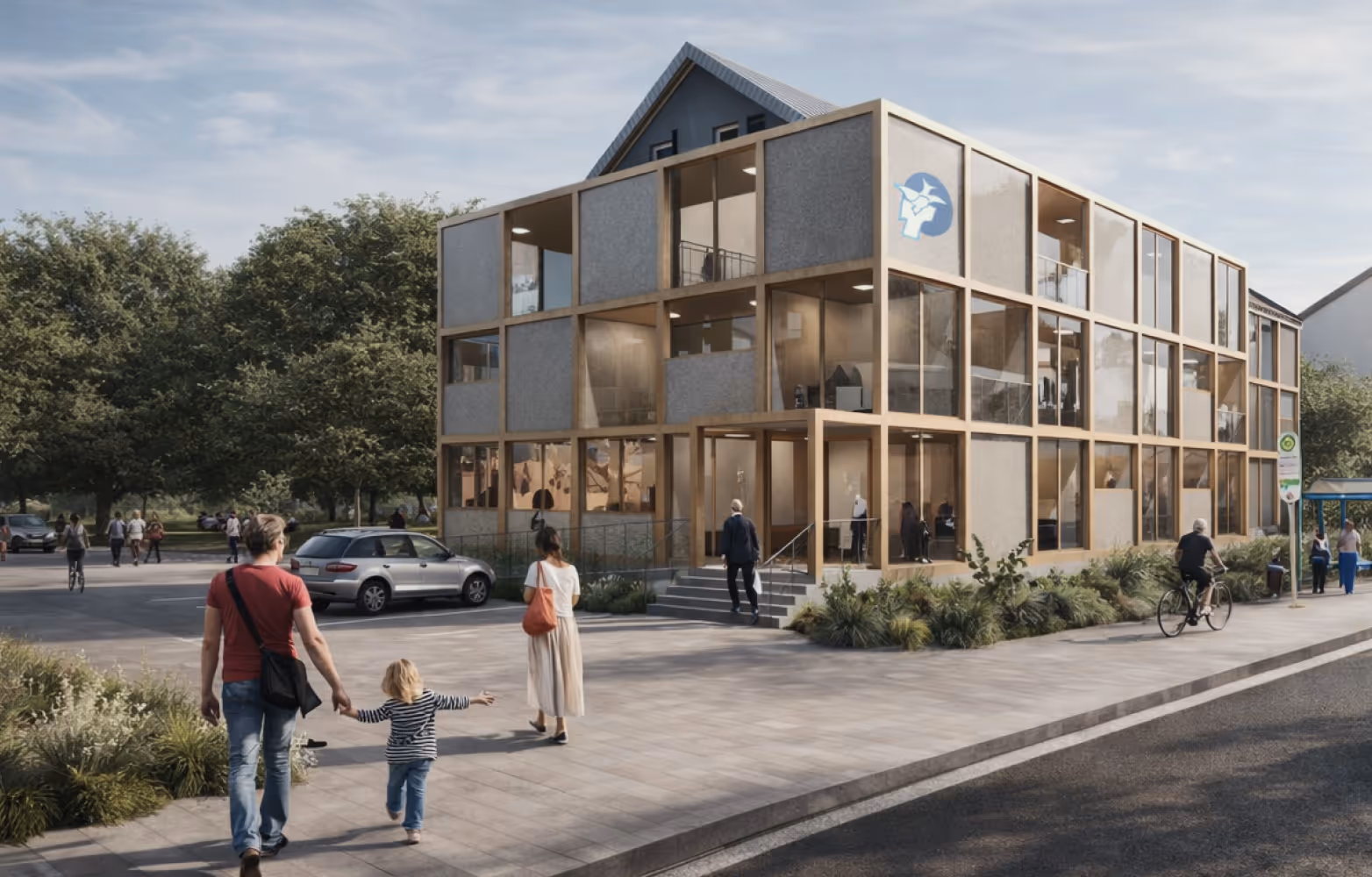 Modern dreigeschossiges Gebäude mit Holzrahmen und Glasflächen in urbaner Umgebung mit Fußgängern.