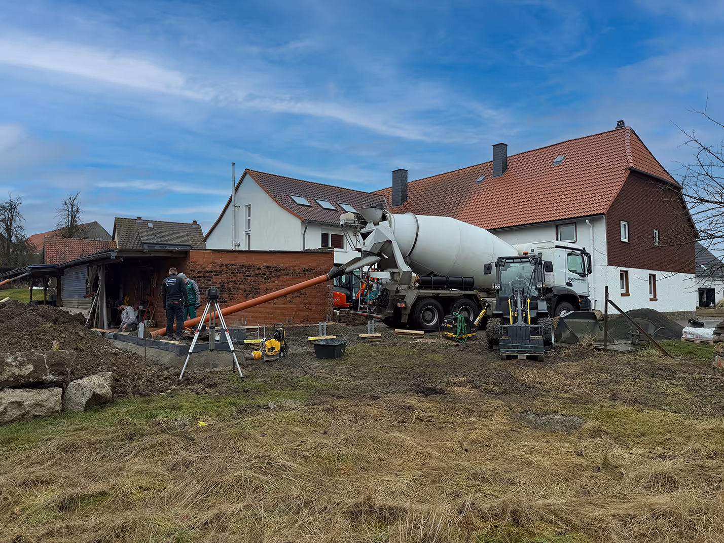 Betonmischer an einem Wohnhaus
