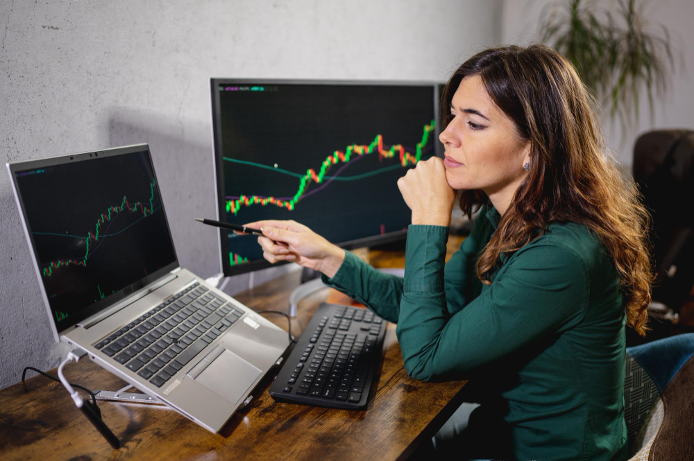 woman looking at a laptop - How Many Day Traders Are Successful