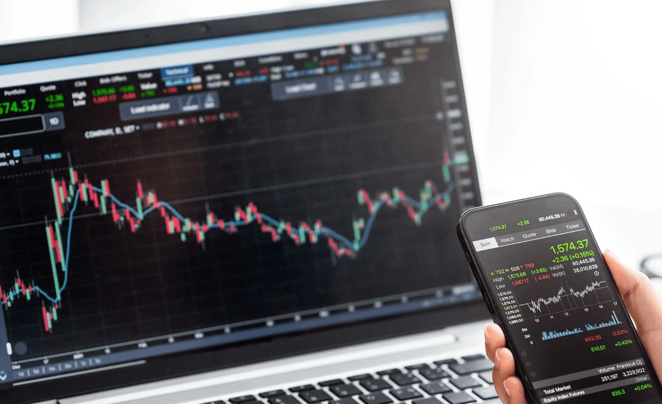 Trading data across multiple digital screens - Best Long Term Trading Strategy
