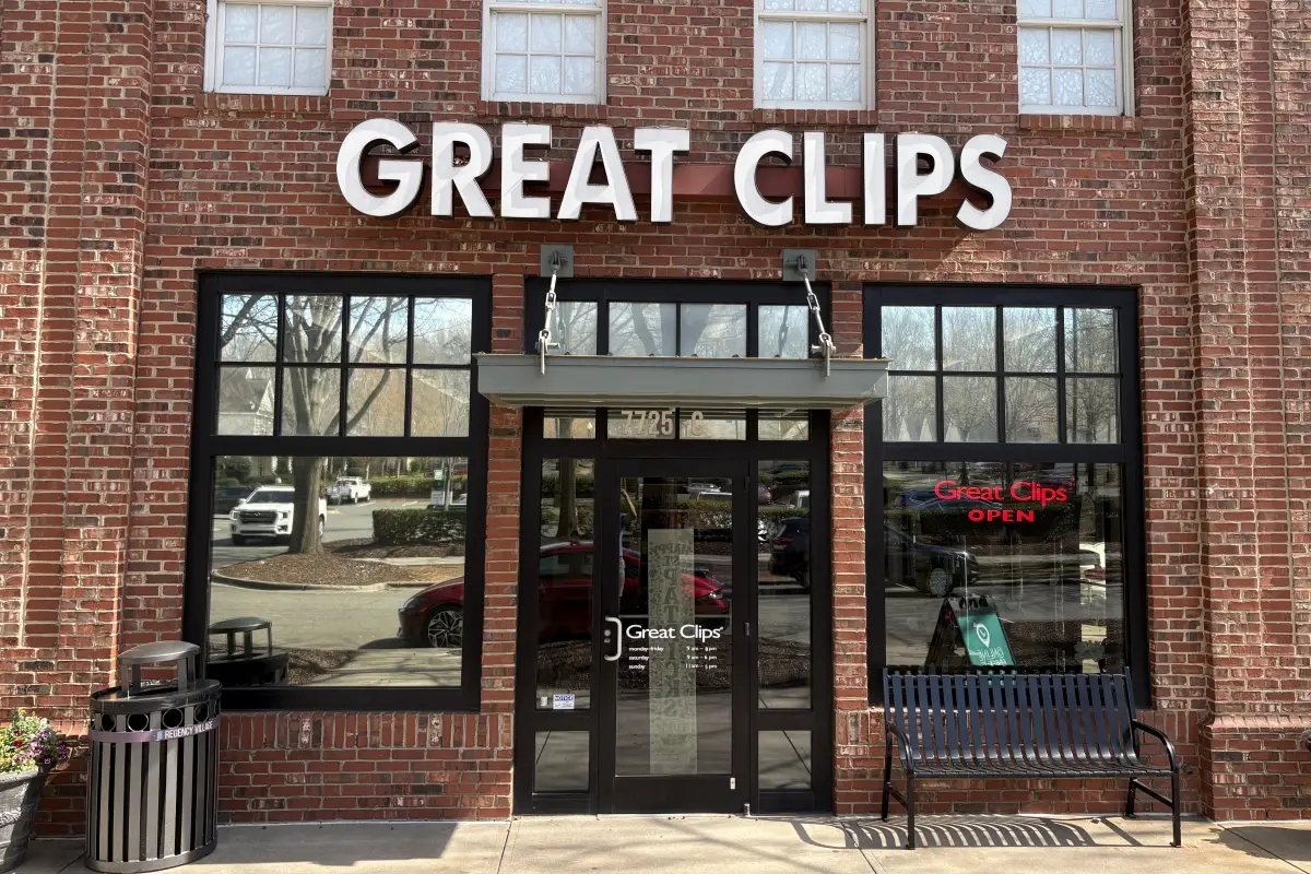 Exterior to Great Clips located in Regency Village