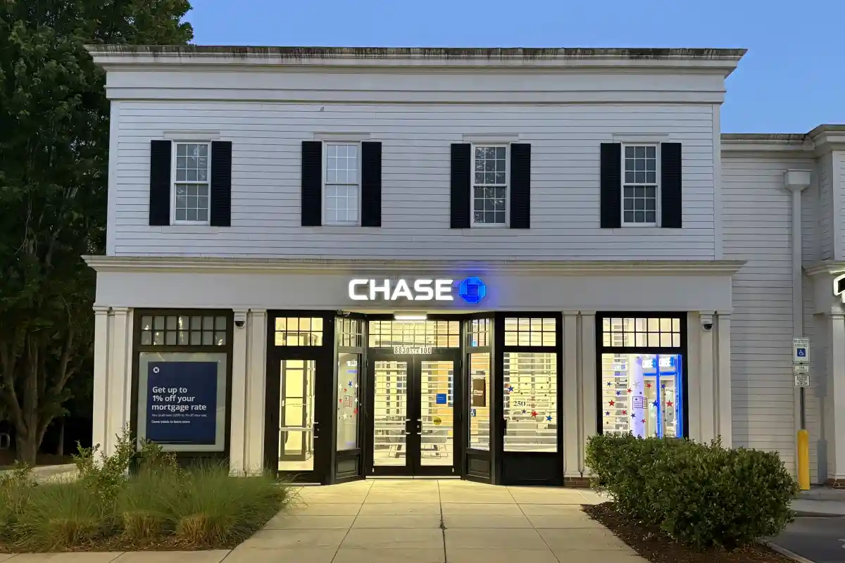 Front entrance to Chase Bank at night