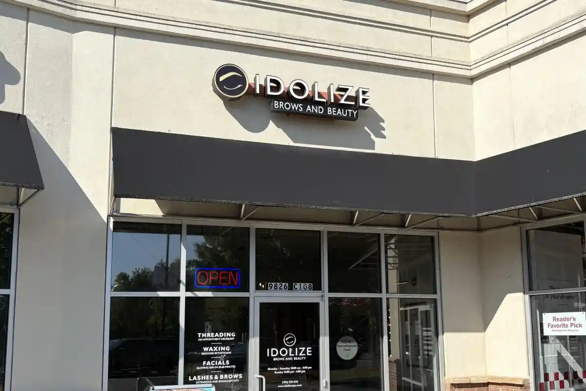 Entrance and storefront to Idolize Brows and Beauty
