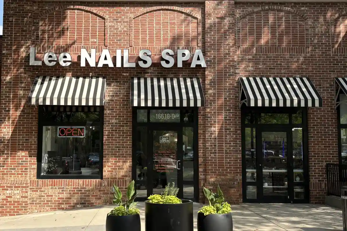 Lee Nails Spa & Bar storefront