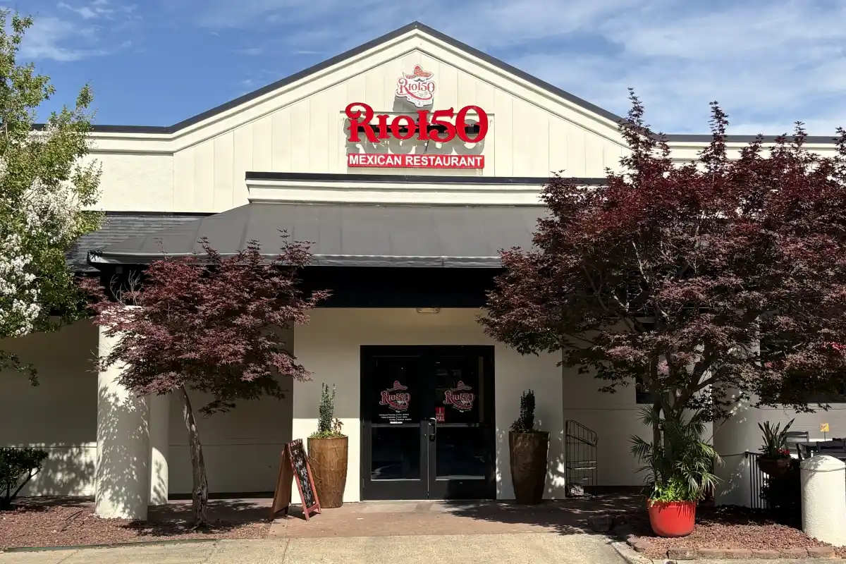 Building entrance to Rio 150