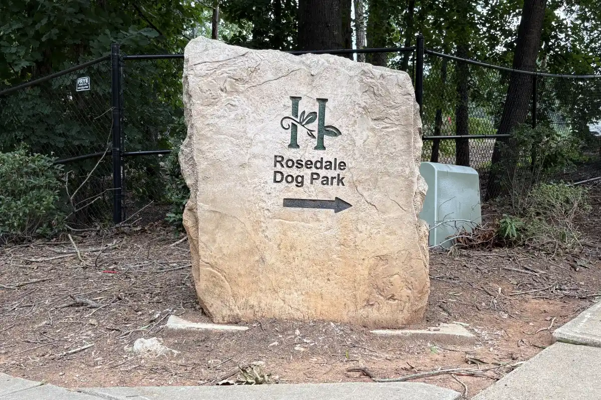 Stone with Rosedale Dog Park carved into it.