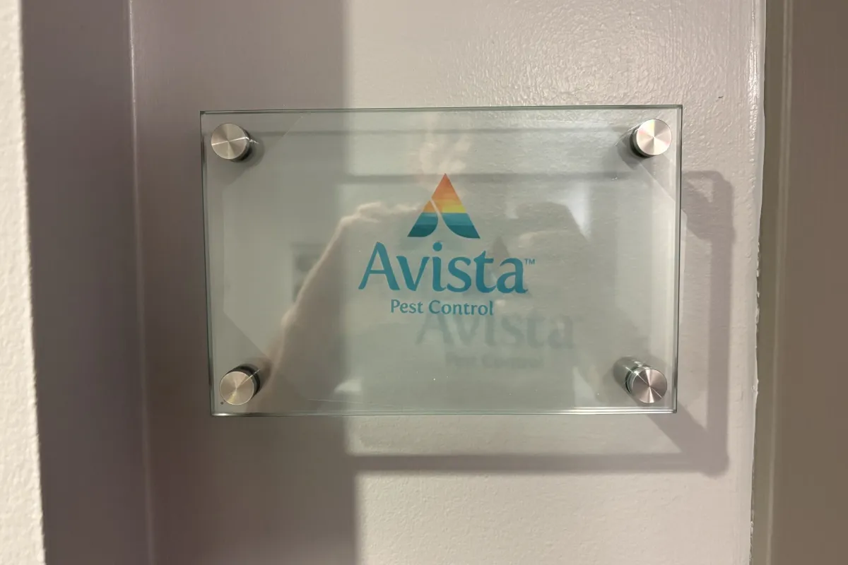 Door placard for Avista Pest Control