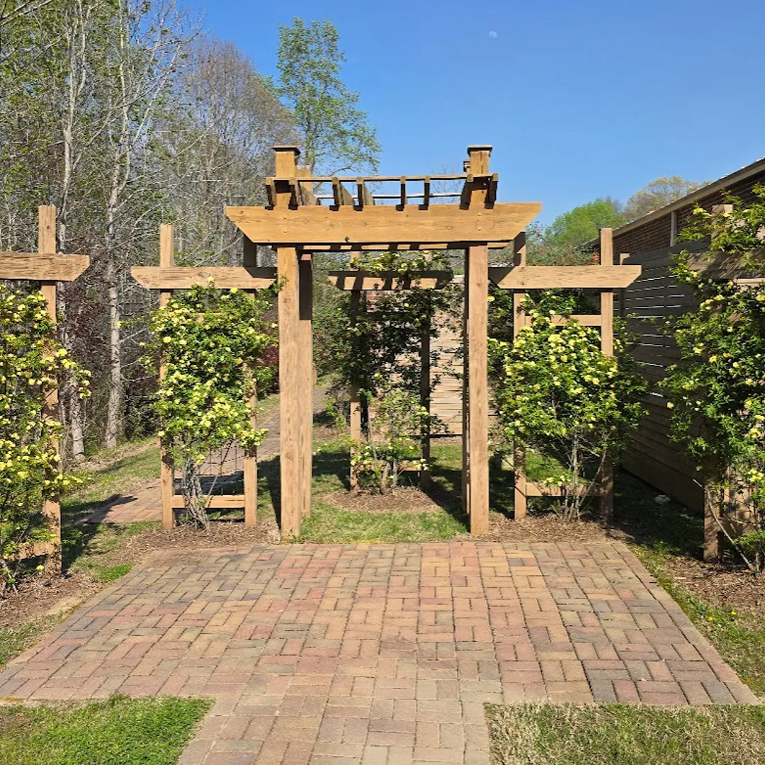 Trellis and outdoor area for ceremonies at Magnolia Woods