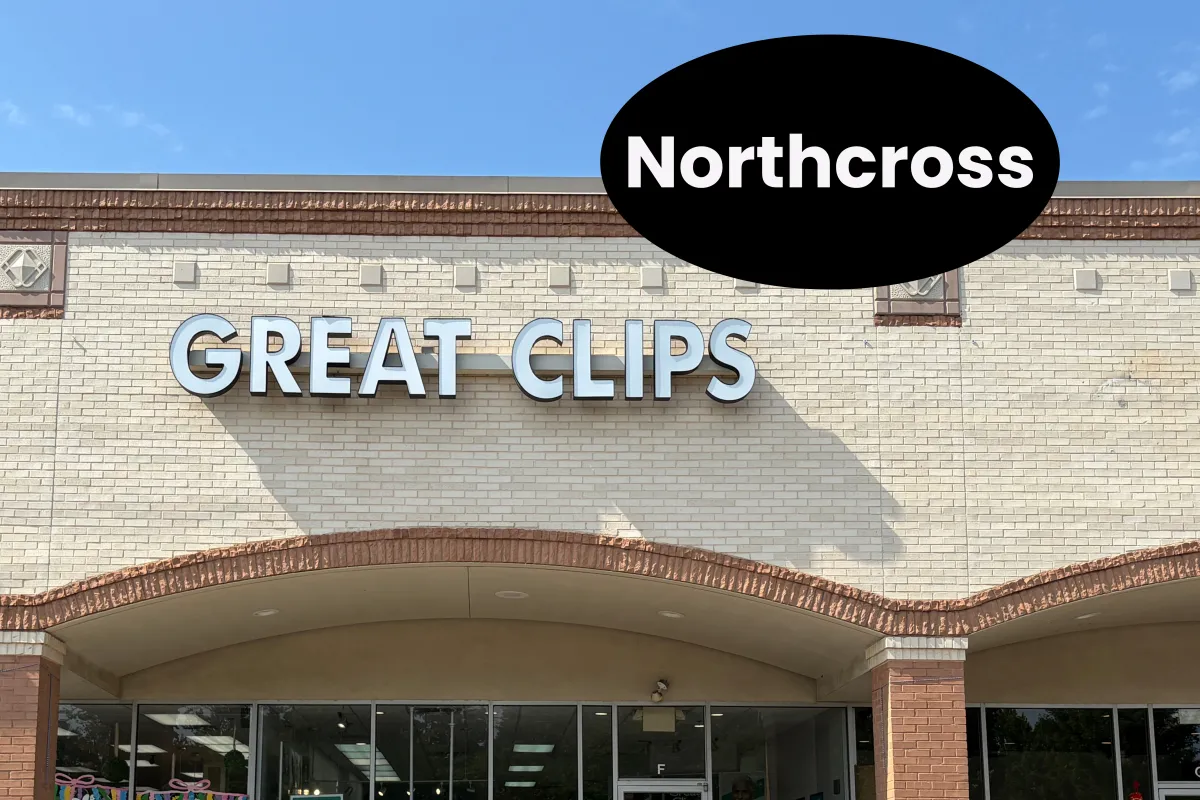 Storefront of Great Clips in Northcross Shopping Center