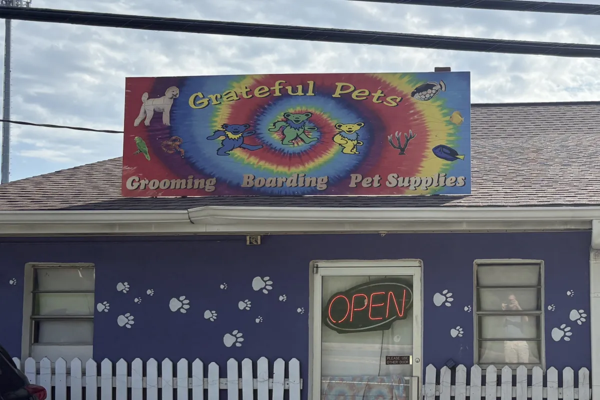 Building and sign for Grateful Pets