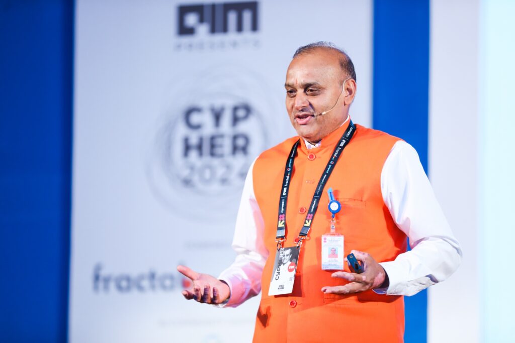 เมื่ออวกาศไม่ได้แข่งขันกันแค่จรวดหรือดาวเทียมอีกต่อไป ประเทศต่าง ๆ เริ่มแข่งกันที่ “สมองของระบบ” มากกว่าเครื่องจักร
ตลอดหลายปีที่ผ่านมา อินเดียถูกมองว่าเป็นผู้เล่นอวกาศที่เติบโตเร็ว แต่ข่าวล่าสุดจากหน่วยงานกำกับดูแลอวกาศของประเทศกำลังบอกว่า เกมกำลังเปลี่ยนไปอีกขั้น
อินเดียไม่ได้ลงทุนเพิ่มแค่ฮาร์ดแวร์อวกาศ แต่กำลังเริ่มลงทุนใน Artificial Intelligence (AI) เพื่อให้ระบบอวกาศ “ฉลาดขึ้น” ตั้งแต่ต้นน้ำ