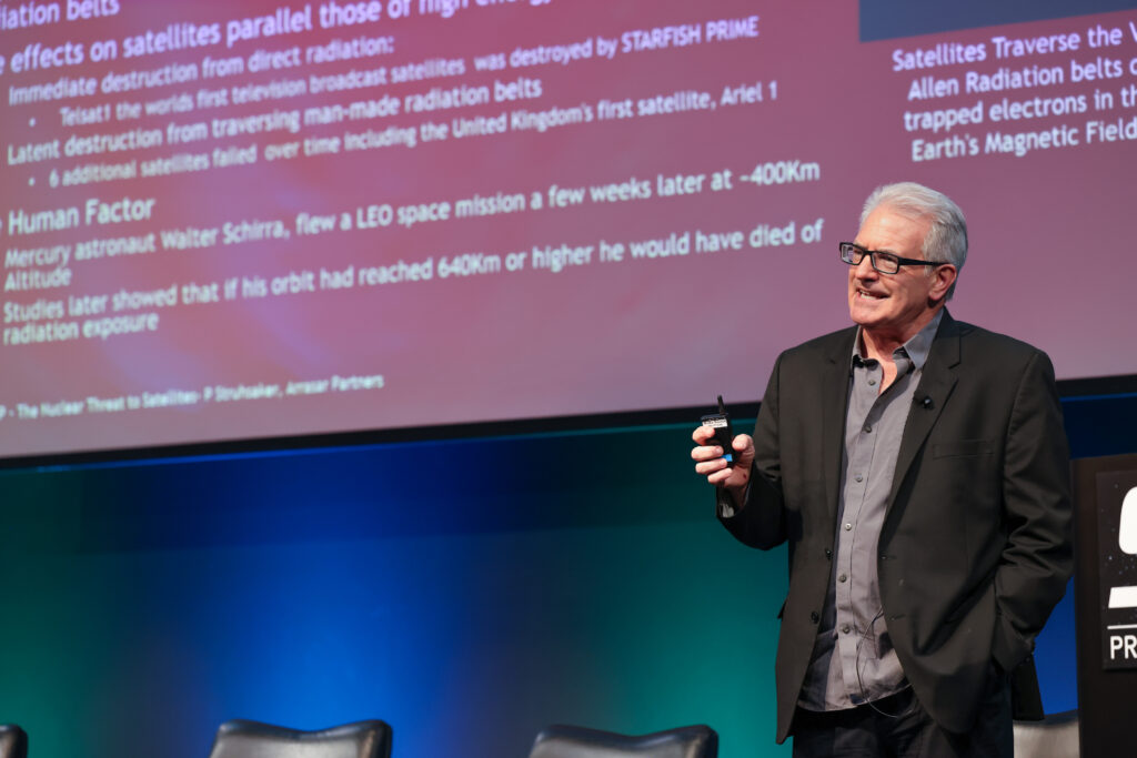 หลายปีที่ผ่านมา อวกาศถูกมองว่าเป็นพื้นที่แห่งนวัตกรรมและโอกาสทางธุรกิจ แต่วันนี้คำถามเริ่มเปลี่ยนเป็นว่า หากความขัดแย้งเกิดขึ้นจริง บริษัทเอกชนพร้อมแค่ไหน?
อุตสาหกรรมอวกาศเชิงพาณิชย์เติบโตอย่างรวดเร็วในช่วงสิบปีที่ผ่านมา ดาวเทียมอินเทอร์เน็ต ภาพถ่ายโลก และบริการข้อมูลจากอวกาศกลายเป็นส่วนหนึ่งของเศรษฐกิจดิจิทัล แต่บทวิเคราะห์ล่าสุดจาก SatNews ชี้ว่า โลกอาจกำลังเข้าสู่ช่วงเปลี่ยนผ่านสำคัญ ยุคที่อวกาศไม่ใช่ “พื้นที่ปลอดภัย” อีกต่อไป