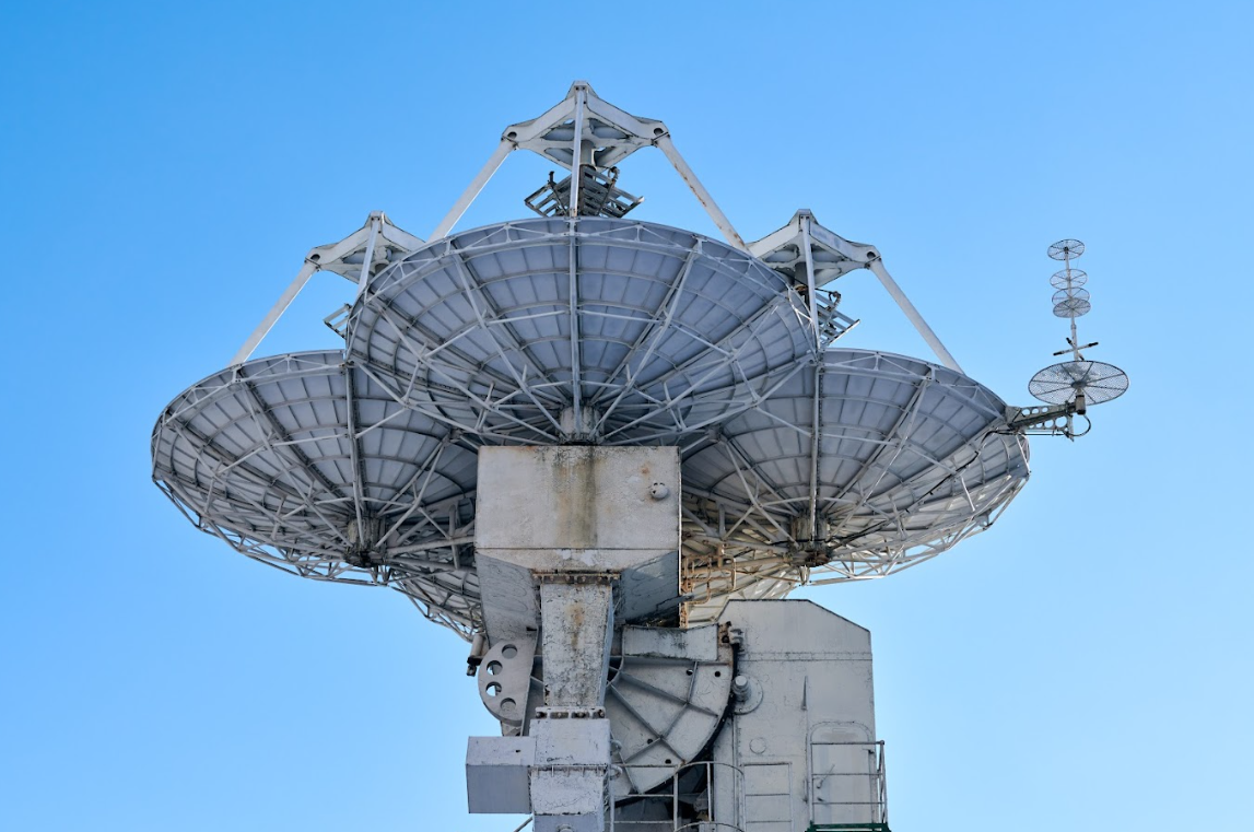 เศรษฐกิจอวกาศไม่ใช่เรื่องของอนาคตไกลตัวอีกต่อไป แต่เป็นโครงสร้างพื้นฐานที่เราใช้งานทุกวัน มูลค่าตลาดกว่า 6 แสนล้านดอลลาร์ หากตัดสินใจลงทุน ให้เริ่มจากสัดส่วนเล็กๆ ผ่านกองทุนกระจายตัว ก่อนจะขยายเมื่อมีความรู้และความมั่นใจมากขึ้น