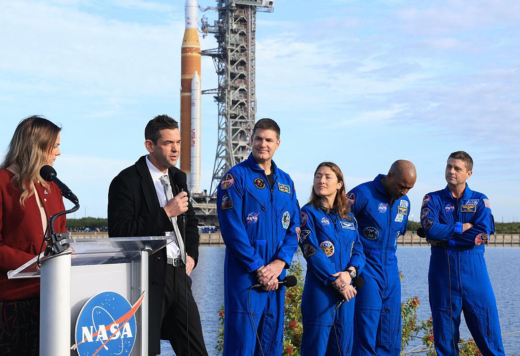 Artemis II คือภารกิจอวกาศที่มีมนุษย์ขึ้นบินครั้งแรกในโครงการ Artemis Program ขององค์การ NASA ซึ่งมีเป้าหมายเพื่อนำมนุษย์กลับไปสำรวจดวงจันทร์อีกครั้ง หลังจากยุค Apollo ที่สิ้นสุดไปตั้งแต่ปี 1972
ภารกิจนี้ถือเป็นก้าวสำคัญของการสำรวจอวกาศยุคใหม่ เพราะจะเป็นครั้งแรกในรอบกว่า 50 ปี ที่มนุษย์เดินทางออกไปไกลจากโลกถึงระดับวงโคจรของดวงจันทร์