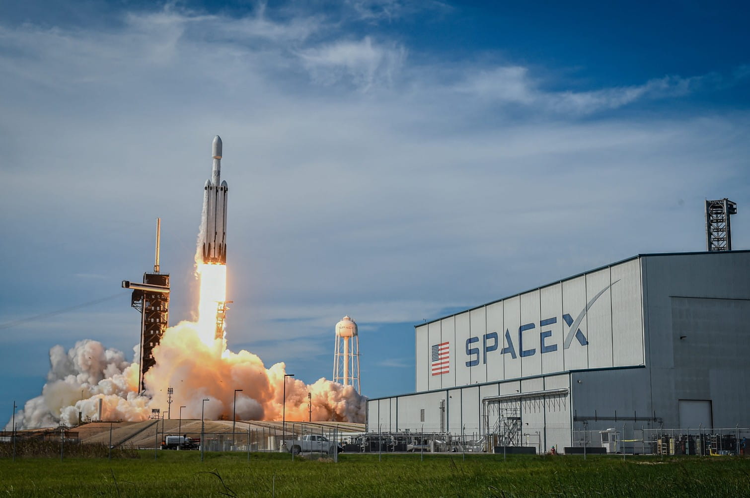 SpaceX กำลังจะเข้าตลาดหุ้นครั้งแรก (IPO) ในช่วงกลางปี 2026 ด้วย Valuation ที่อาจสูงถึง 1.5 ล้านล้านดอลลาร์สหรัฐ หากเป็นจริง นี่จะเป็น IPO ที่ใหญ่ที่สุดในประวัติศาสตร์ตลาดทุนโลก บทความนี้สรุปข้อมูลสำคัญทุกมิติสำหรับผู้ที่กำลังศึกษาเรื่องนี้