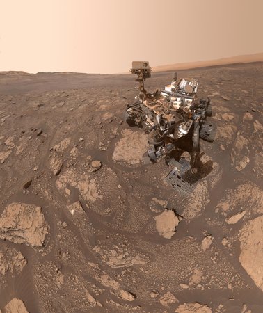 ยานสำรวจ Curiosity ของ NASA ได้ค้นพบโมเลกุลอินทรีย์ที่หลากหลายที่สุดเท่าที่เคยมีมาบนดาวอังคารจากตัวอย่างหิน 'Mary Anning 3' ซึ่งบ่งชี้ว่าดาวอังคารโบราณมีเคมีที่เหมาะสมต่อการดำรงอยู่ของสิ่งมีชีวิต การค้นพบนี้เปิดประตูสู่ความเข้าใจใหม่เกี่ยวกับต้นกำเนิดชีวิตนอกโลกและปูทางให้ภารกิจในอนาคต