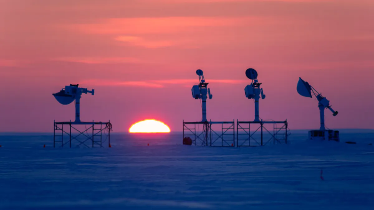 เครื่องมือสำรวจยามพระอาทิตย์ตกดิน