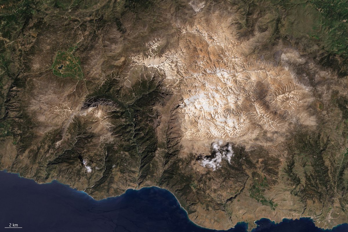 ESA พาสำรวจภาพอวกาศและโลกสุดตื่นตาประจำสัปดาห์ 20-24 เม.ย. 2026! ตั้งแต่หิมะสีแดงในครีต, กล้องภารกิจ Plato, เทคโนโลยีจับวัตถุในอวกาศ, ทิวทัศน์เมฆจาก Sentinel-2, ห้องนอนนักบินอวกาศ, ยาน Space Rider, ไปจนถึงเนบิวลาสามแฉกอันงดงาม และ ARISS บน ISS