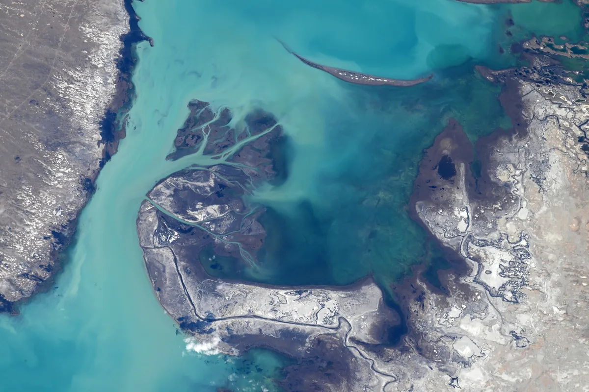 ทะเลสาบบัลคัช ประเทศคาซัคสถาน จากมุมมองอวกาศ