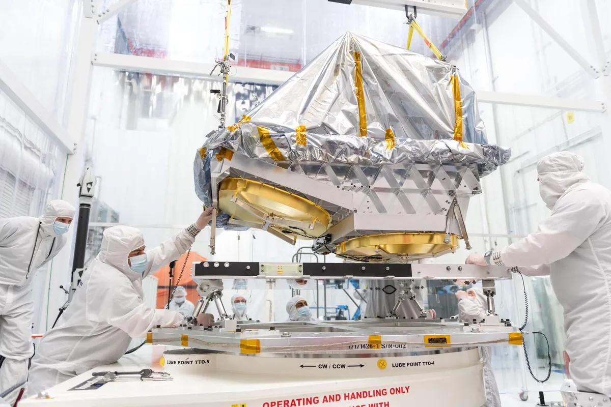 NASA กำลังเร่งพัฒนากล้องโทรทรรศน์อวกาศ **NEO Surveyor** เพื่อตรวจจับดาวเคราะห์น้อยและดาวหางใกล้โลกที่อาจเป็นอันตรายต่อโลก โดยใช้เทคโนโลยีอินฟราเรดในการค้นหาวัตถุที่มืดและมองเห็นยาก เตรียมพร้อมสำหรับการเปิดตัวในปี 2027 เพื่อปกป้องโลกจากภัยคุกคามในอวกาศ