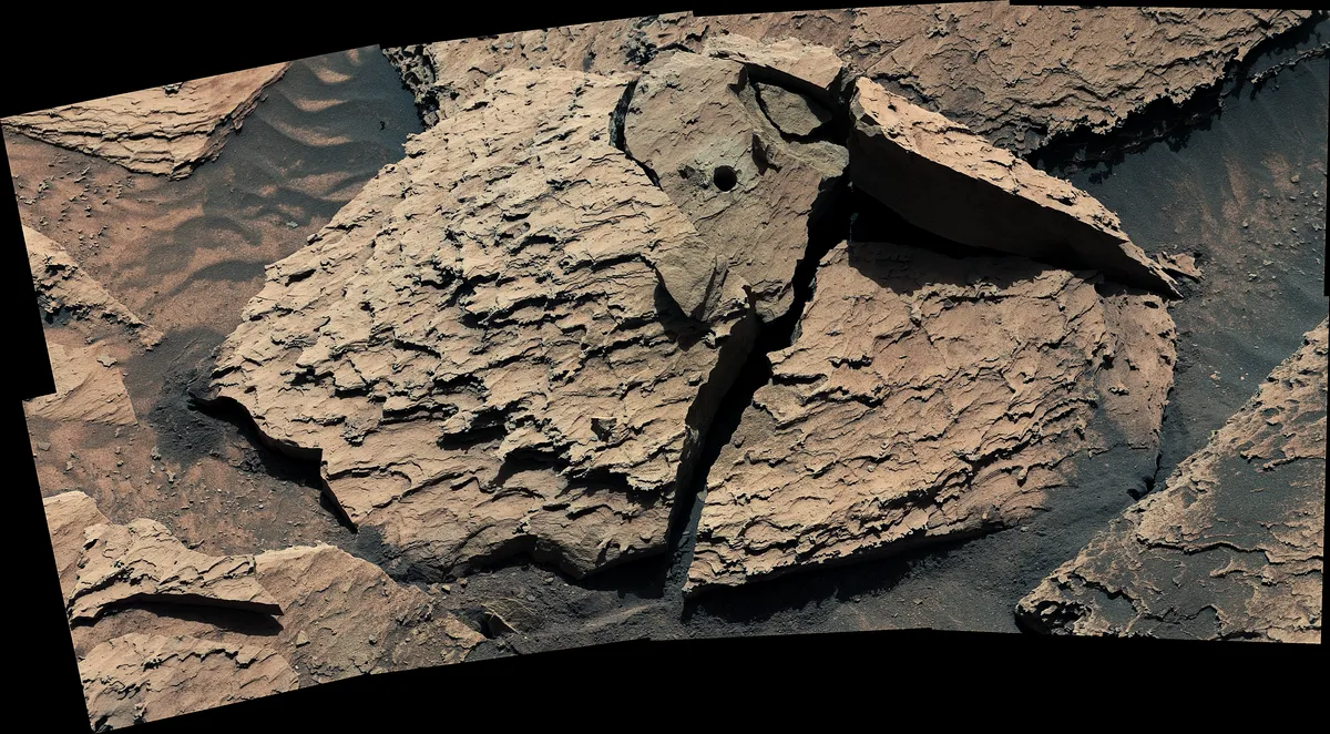 รายงานจาก NASA เปิดเผยว่า ยานสำรวจ Curiosity บนดาวอังคารประสบความสำเร็จในการสกัดตัวอย่างหิน 'อาตากามา' หลังจากที่หินดังกล่าวติดอยู่กับสว่านของยานนานหลายวัน เมื่อหลุดออกหินได้แตกเป็นชิ้นๆ เผยให้เห็นร่องรอยการเจาะอย่างชัดเจน
