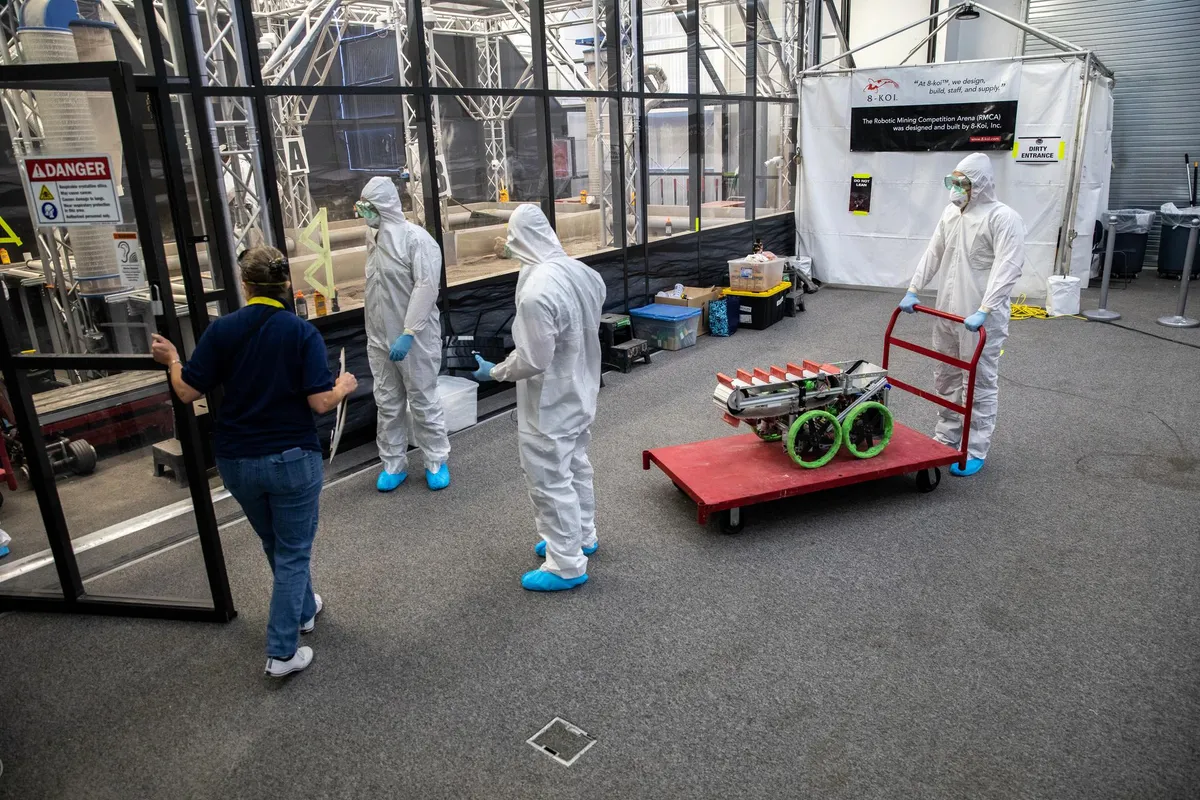 NASA จะจัดการแข่งขัน Lunabotics Challenge ประจำปี 2026 เพื่อให้นักศึกษาจากทั่วประเทศออกแบบและสร้างหุ่นยนต์จันทราต้นแบบ โดยหุ่นยนต์เหล่านี้จะใช้ในการสร้างกำแพงป้องกันจากเรโกลิธบนดวงจันทร์ เพื่อสนับสนุนภารกิจ Artemis สื่อมวลชนได้รับเชิญให้เข้าร่วมงานในวันที่ 20 พฤษภาคม ที่ศูนย์นักท่องเที่ยว Kennedy Space Center ในฟลอริดา