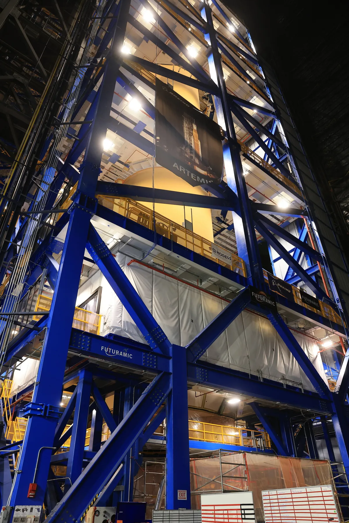 ยานอวกาศ Artemis III Core Stage ในอาคารประกอบยานของศูนย์อวกาศ Kennedy