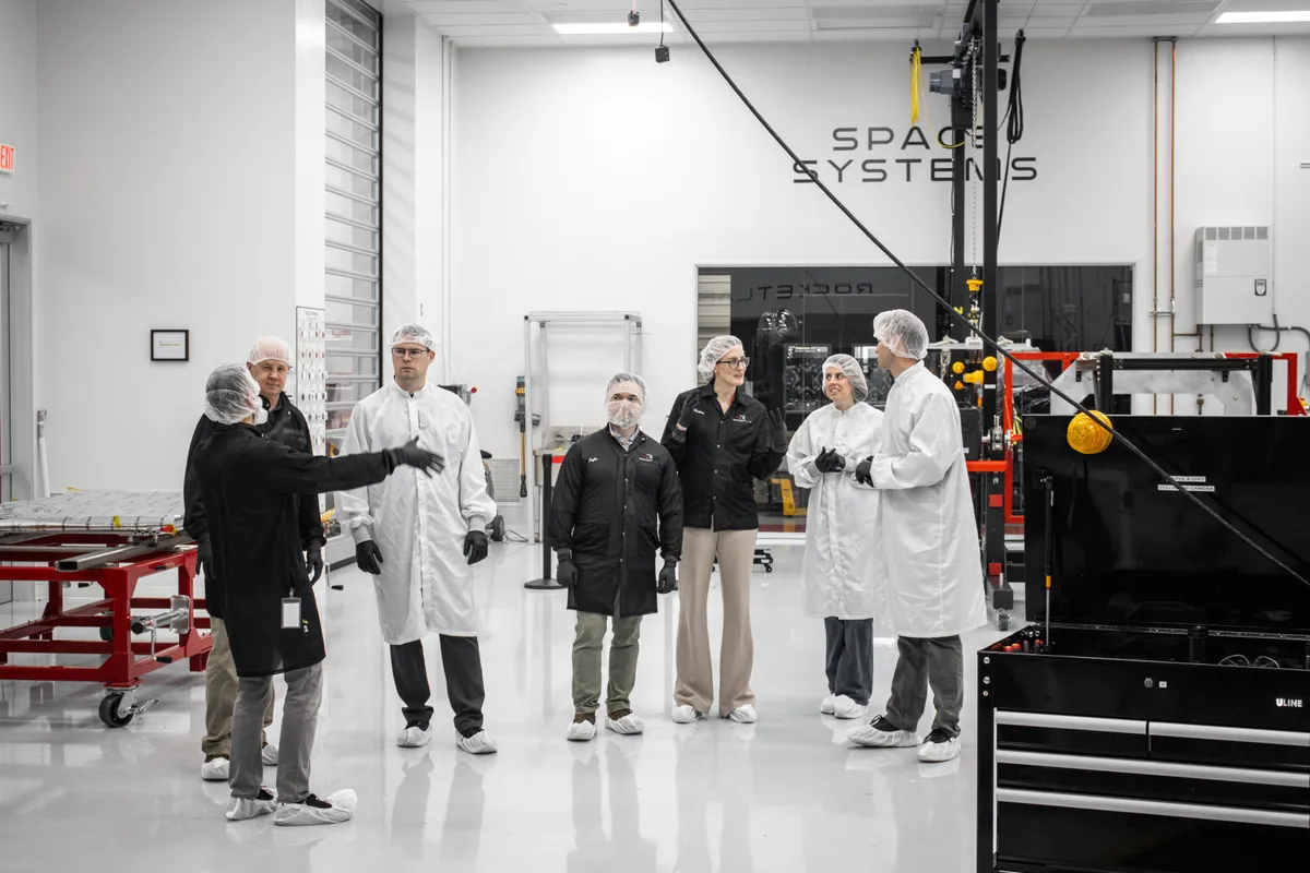สมาชิกโครงการจัดการของเหลวเย็นจัดของ NASA เยี่ยมชมโรงงานผลิตยานอวกาศของ Rocket Lab ที่ลองบีช รัฐแคลิฟอร์เนีย เมื่อวันที่ 12 กุมภาพันธ์ 2026 เพื่อดูอุปกรณ์บรรทุก LOXSAT และการเตรียมการทดสอบการสั่นสะเทือน