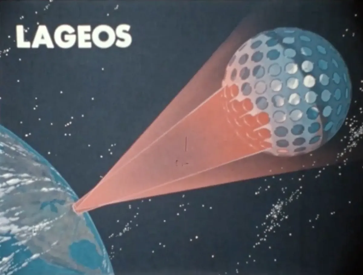 ภาพจำลองดาวเทียม LAGEOS ในอวกาศขณะสะท้อนลำแสงเลเซอร์สีแดง
