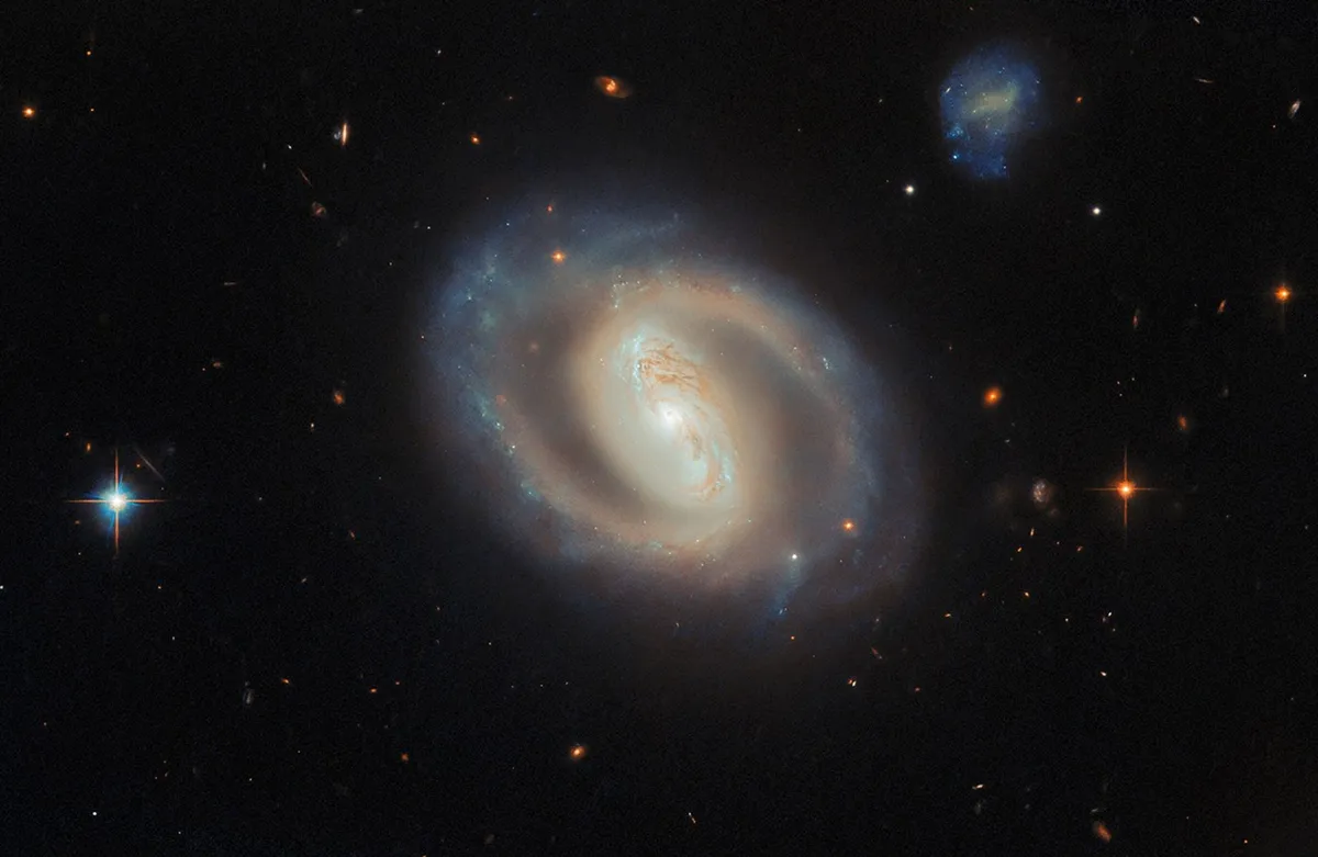 รายงานล่าสุดจาก NASA เผยแพร่ภาพถ่ายจากกล้องโทรทรรศน์อวกาศฮับเบิลของกาแล็กซี IC 486 ซึ่งเป็นกาแล็กซีชนิดก้นหอยมีคานที่มีลักษณะการส่องสว่างอย่างนุ่มนวลและมีโครงสร้างแขนกังหันที่ม้วนตัวเป็นวงแหวนอย่างสวยงามท่ามกลางกลุ่มดาวคนคู่