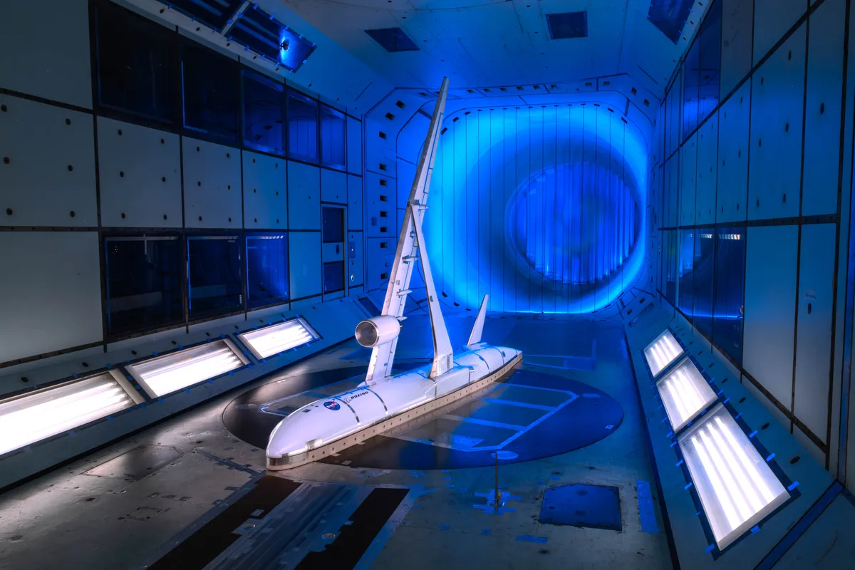 NASA และ Boeing ประสบความสำเร็จในการทดสอบอุโมงค์ลมสำหรับเครื่องบินดีไซน์ล้ำสมัย Truss-Braced Wing ที่มีปีกยาวและบางเป็นพิเศษพร้อมคานรองรับ ซึ่งช่วยเพิ่มประสิทธิภาพด้านอากาศพลศาสตร์และลดการใช้เชื้อเพลิงได้อย่างมหาศาลเพื่ออนาคตการบินที่ยั่งยืน