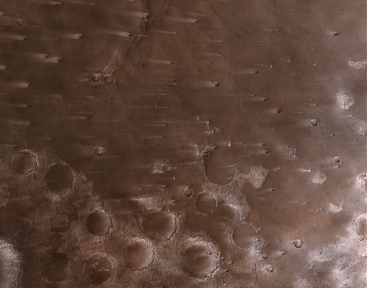 ยานอวกาศ Psyche ของ NASA บันทึกภาพร่องรอยการกัดเซาะของกระแสลมบริเวณแอ่งหลุมอุกกาบาตในเขต Syrtis Major บนดาวอังคารได้อย่างคมชัด ระหว่างปฏิบัติภารกิจบินผ่านเพื่อใช้แรงเหวี่ยงหนีศูนย์กลางในการเดินทางมุ่งหน้าสู่แถบดาวเคราะห์น้อยอุดมโลหะ