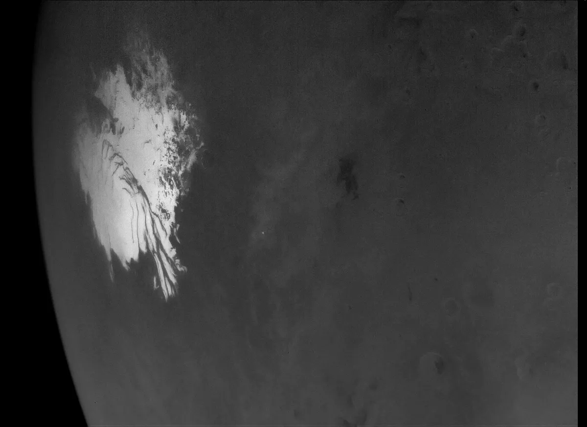 รายงานล่าสุดจาก NASA เปิดเผยภาพถ่ายขั้วใต้ของดาวอังคารที่มีความละเอียดสูงสุดจากยานอวกาศ Psyche ขณะบินเฉียดเพื่อทำ Gravity Assist เตรียมมุ่งหน้าสู่แถบดาวเคราะห์น้อยหลักเพื่อไขความลับการกำเนิดดาวเคราะห์ในระบบสุริยะด้วยเทคโนโลยีขับเคลื่อนไฟฟ้าพลังงานแสงอาทิตย์