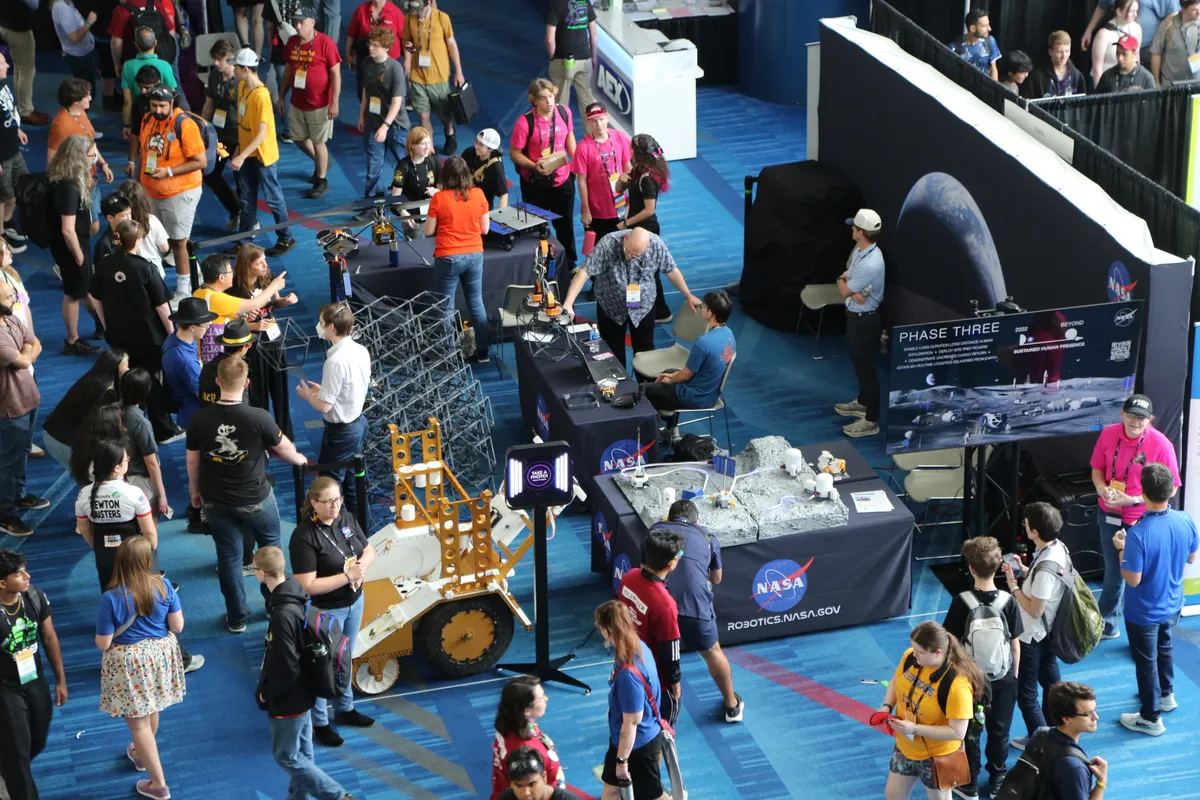 NASA เข้าร่วมงาน FIRST Robotics World Championship 2026 ณ เมืองฮิวสตัน เพื่อแสดงวิสัยทัศน์การสร้าง Moon Base หรือฐานปฏิบัติการถาวรบนดวงจันทร์ พร้อมอวดโฉมหุ่นยนต์อัจฉริยะที่จะเป็นกุญแจสำคัญในการสำรวจอวกาศในอนาคต เตรียมส่งภารกิจไร้คนขับลงจอดกว่า 30 ครั้งในปี 2027