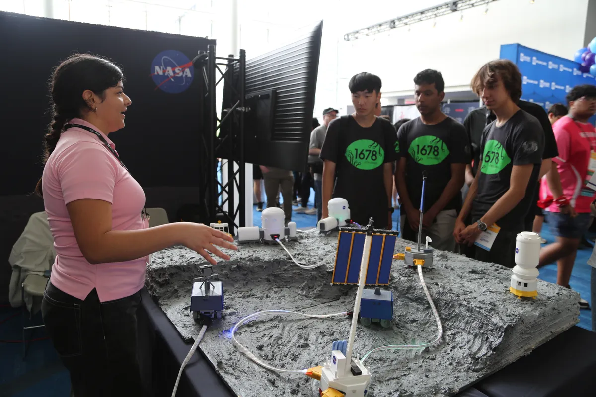 เจ้าหน้าที่ NASA อธิบายโมเดล Moon Base ให้กับนักเรียนในงาน FIRST Robotics